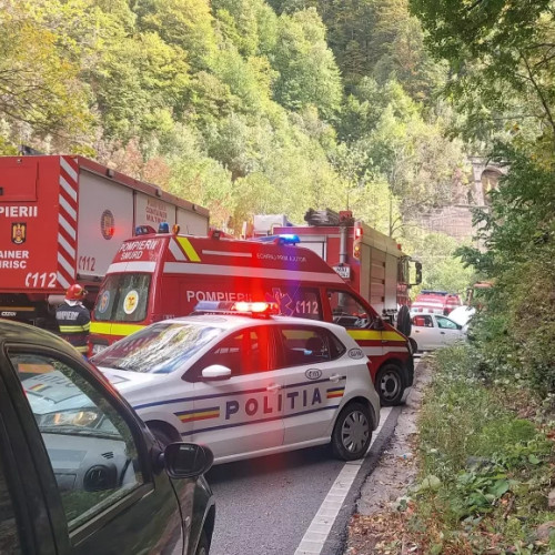 Accident pe DN 66 în Gorj: două autoturisme implicate, o femeie însărcinată va fi evaluată medical