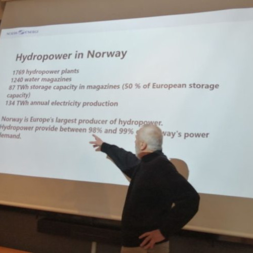 Viitorul mașinilor electrice în România. Studiul realizat de Hans Borchsenius. Parcarea gratuită și banda specială pentru mașini electrice în Norvegia. Interviu exclusiv cu expertul în energie. Contact: redactie@vrancea24.ro.