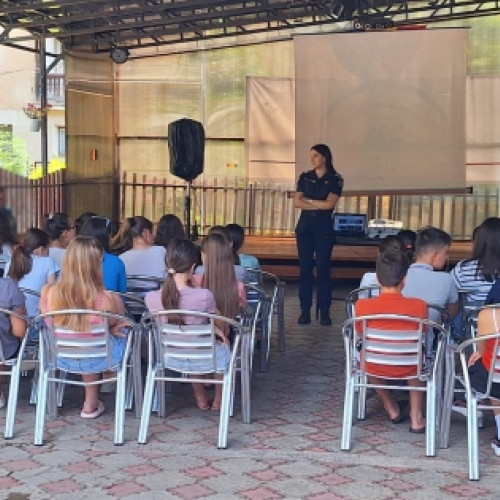 Tabăra Oglinzi găzduiește activități preventive pentru tineri români din diaspora, în cadrul programului ARC