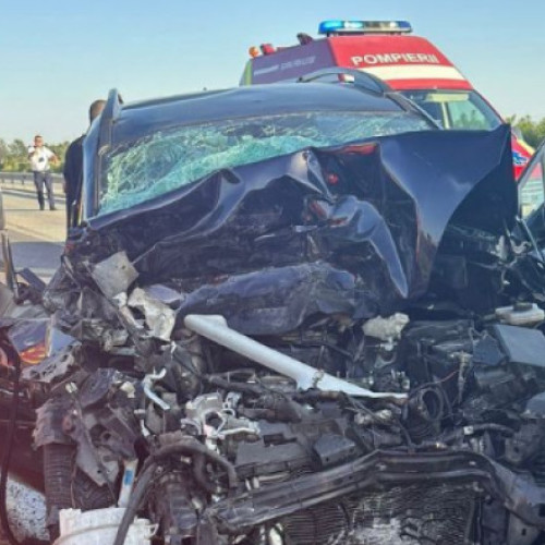 Foto Plan Roşu de Intervenţie, după ce două autoturisme s-au ciocnit pe A1. Patru adulți și un minor au fost transportați la spital