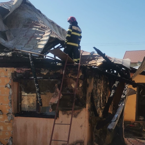 Incendiu la Tudora: casă cuprinsă de flăcări, intervenție de peste trei ore
