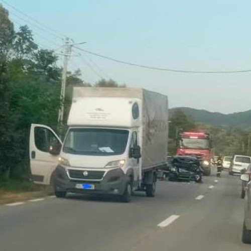 Trafic uşor îngreunat pe DN 67 între Râmnicu Vâlcea şi Horezu după un accident între un autoturism şi o duba