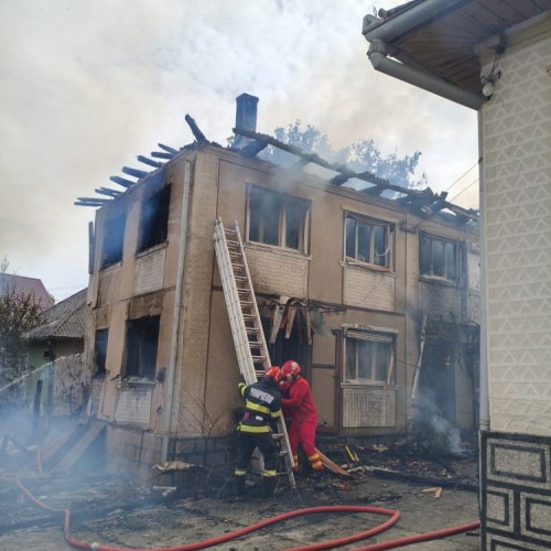 Incendiu la o gospodărie din Tamasesti, Arinis: pompierii intervin cu patru autospeciale