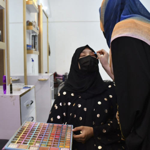 Saloanele de înfrumusețare clandestine din Afganistan, vânate de talibani. Femeile au termen de o lună să le închidă