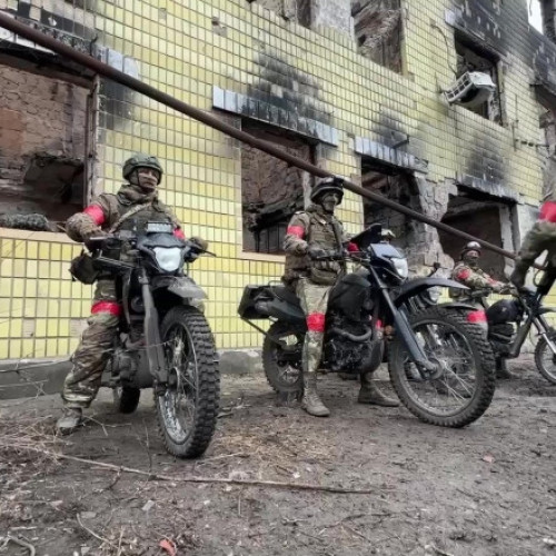 Cum reușește armata Rusiei să înainteze pe câmpul de luptă din Ucraina, deși a suferit pierderi uriașe