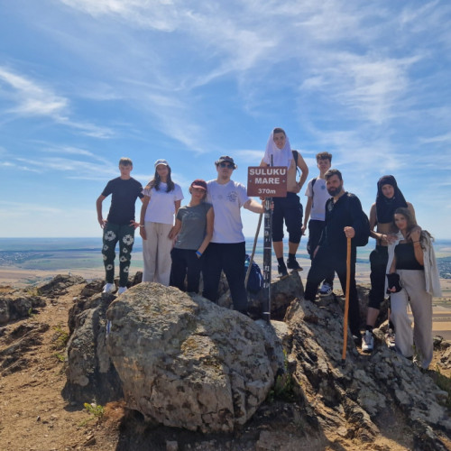 Tineri liceeni și studenți din Tecuci au făcut o drumeție pe crestele Dobrogei