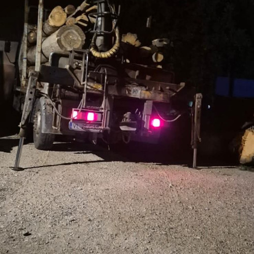 Poliția din Horezu oprește un transport ilegal de lemn: dosar penal pentru 11,55 metri cubi confiscați