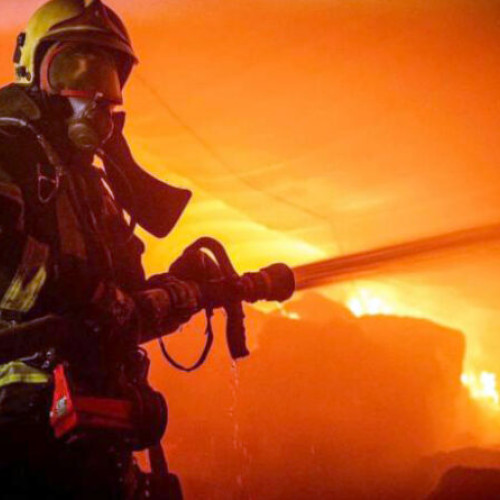 Incendiu într-o gospodărie din Geoagiu: pompierii intervin cu mai multe autospeciale