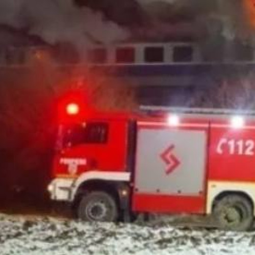 Incendiu în gara din Titu: Un vagon cuprins de flăcări, echipaje de urgență la fața locului