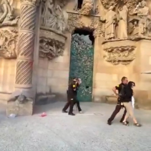 Protest cu vopsea roșie la Sagrada Família, în contextul crizei climatice