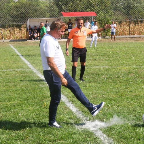 Acționarul majoritar al Farului dă startul meciului de Liga a 5-a dintre ACS Tricolorul Săcele și Voința Siminoc, în comuna Săcele