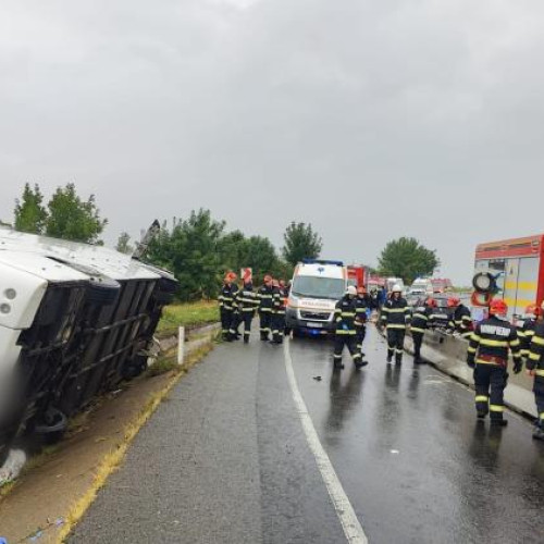 Accident rutier la Dumbrava: autocar răsturnat cu 21 de persoane la bord