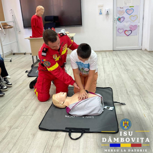 Primul ajutor învățat de elevi la Școala de Vară din Comișani