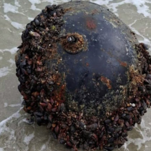 Mină marină adusă pe plaja Vadu, detonată de forțele armate