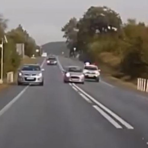 Un incident periculos a fost surprins pe șoseaua dintre Gilău și Căpușu, acolo unde o autospecială de Poliție aflată în misiune, cu semnalele pornite, a întâlnit un trafic ocupat. În imagini se vede cum o coloană de mașini rulează în linie, iar apoi autospeciala apare în spate, pregătindu-se să depășească. Oamenii din trafic reacționează rapid, mutându-se spre margine.