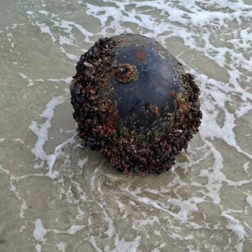 Mină marină descoperită pe plaja de la Vadu, neutralizată