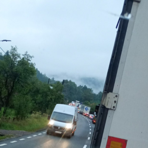 Accident la ieșirea din Bucea spre Cluj-Napoca, implicând un autoturism și un TIR