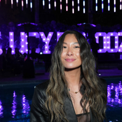 Guo a crescut în Fremont, California, într-o familie de imigranți chinezi, iar părinții ei, foarte stricți, puneau mare accent pe educație și bani. Încă din școala primară, a făcut troc cu Cărți Pokémon, a vândut creioane colorate și a tranzacționat obiecte virtuale în Neopets, transformându-le apoi în bani reali.