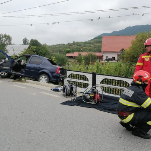 Grav accident de circulație la Dragomirești: un bărbat de 74 de ani rămâne încarcerat