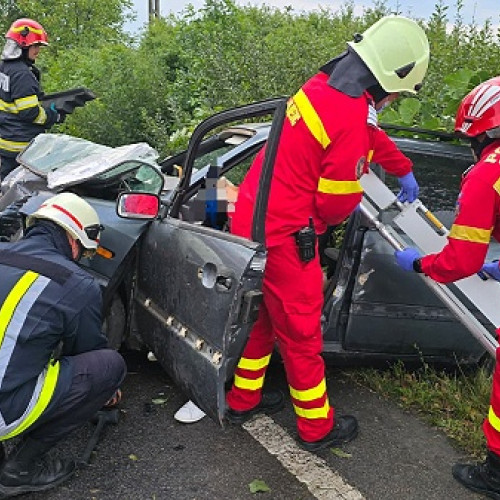 Accident rutier în Ciuperceni: un autoturism a părăsit carosabilul și a lovit un copac