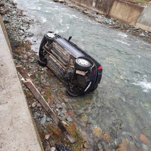 Podoleni: Șofer fără permis, urmărit de poliție, cade în râul Bârlad