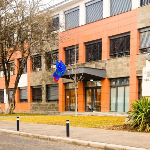 Zgomot și fum în curtea liceului Ghibu din Cluj-Napoca