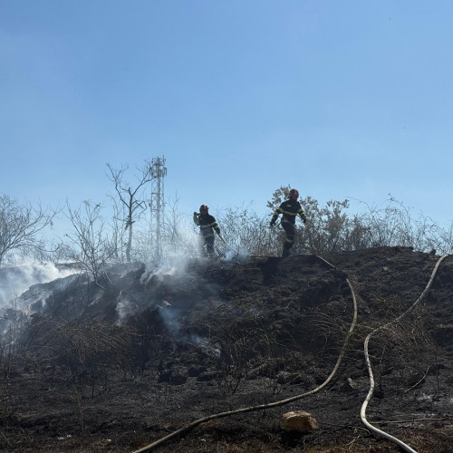 Incendiu într-o curte: trei gospodării afectate de vegetație uscată