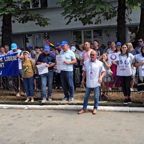 Protest la Târgu Jiu: cadrele didactice cer demisia ministrului educației