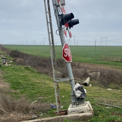 Furturi de echipamente feroviare și distrugeri la trecerile de nivel, în atenția SRCF Constanța