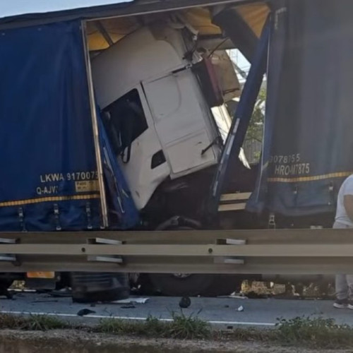 Trafic oprit temporar pe DN 6 în Orșova după coliziune între autotrenuri