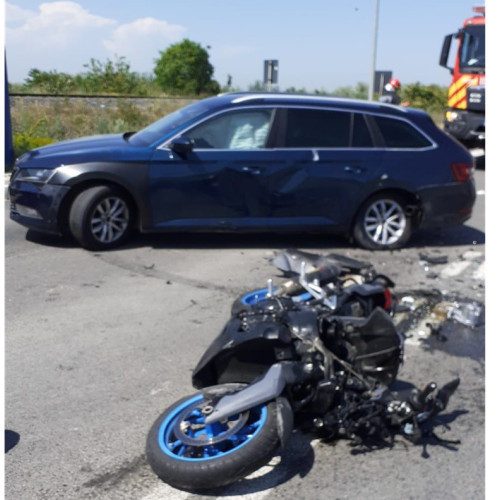 Victima, un bărbat pe motocicletă, suferă un traumatism la coloana lombară