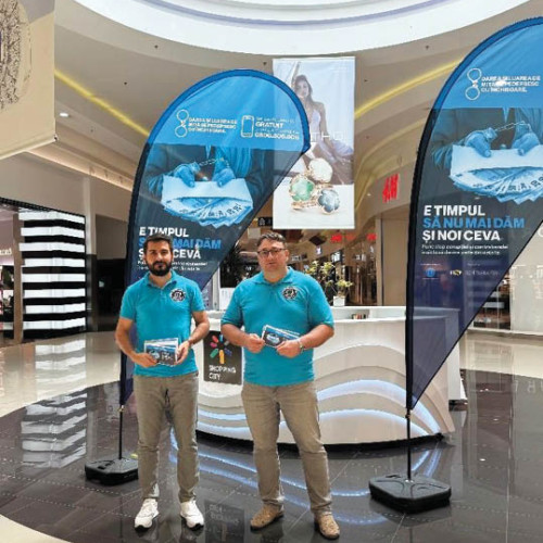 Inițialele F. T. ies în prim plan fără detalii suplimentare