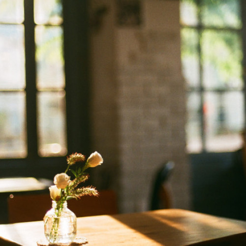 Românii renunță la ieșirile în oraș din cauza scumpirilor