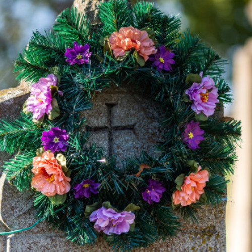 Cavnic interzice coroanele funerare artificiale pentru a reduce cheltuielile bugetare