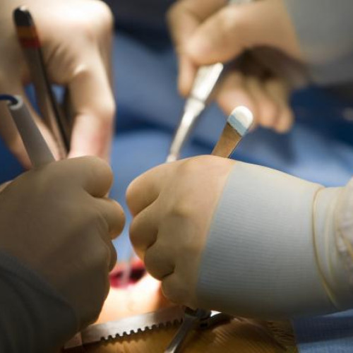 Tânăr din Suceava, rănit grav acasă, ajunge în Iași pentru salvarea brațului