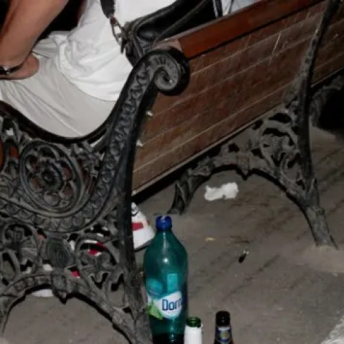 Locatarii unui bloc reclamă situația din jurul magazinului de pe Calea Mănăștur