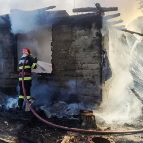 Incendiu într-o locuință din Vizantea Livezi, lichidat de pompierii din Vidra