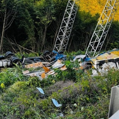 TIR căzut într-o râpă de 15 metri la Posada, iar șoferul a ieșit teafăr