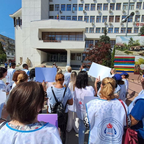 Protest al sindicatelor din Covasna în fața prefecturii din Sfântu Gheorghe