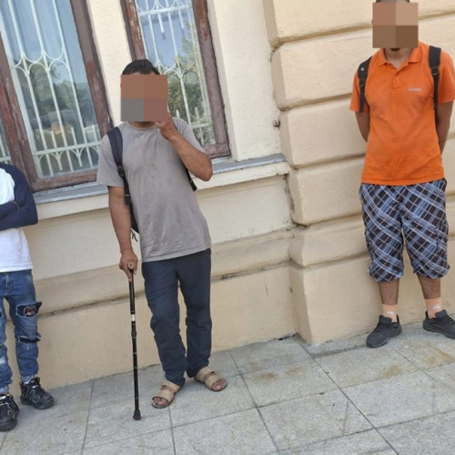 Tineri din Botoșani și Iași, cerșetorie organizată lângă Mitropolie