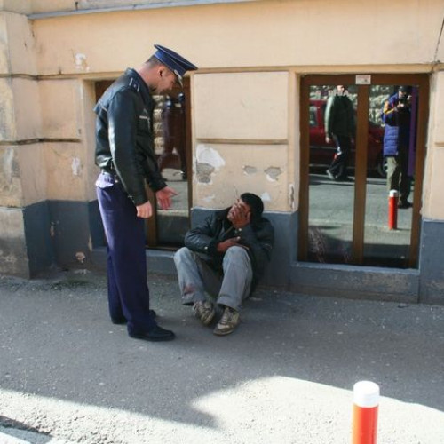 Tineri din Botoșani, prinși cerșind în curtea Mitropoliei din Iași