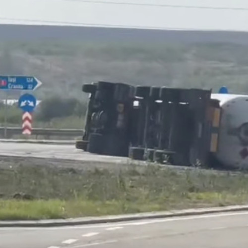 Cisterna încărcată cu gaz metan s-a răsturnat pe DN 24A în apropierea localității Simila