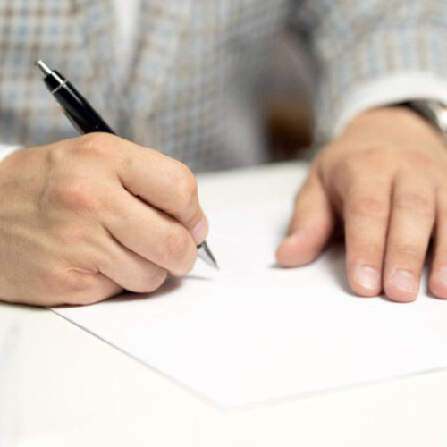 Femeia din Hunedoara a înșelat tatăl pentru apartament și a fost condamnată