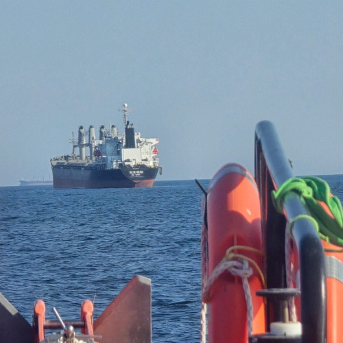 Intervenție de salvare în largul Sulinei: echipajul SAR ARES preia un membru al echipajului BLUE BEAD