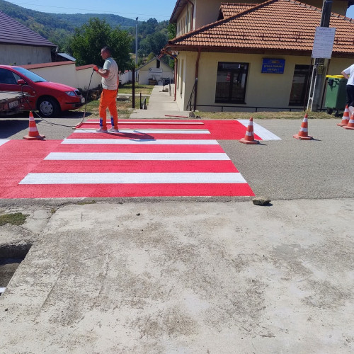 Elevii din Aninoasa primesc treceri de pietoni redesenate pentru siguranța rutieră