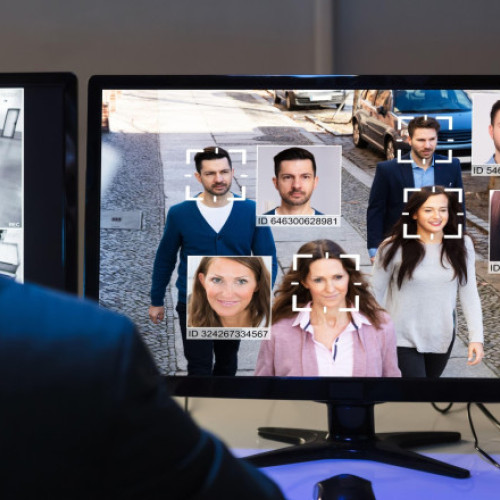 Recunoașterea facială, noua armă a supermarketurilor împotriva hoților. Sainsbury’s testează tehnologia în Marea Britanie