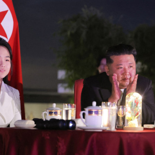 Kim Jong Un a sosit la Beijing însoțit de fiica sa, Kim Ju Ae