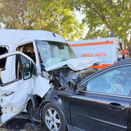 Accident rutier între autocar și autoturism în județul Botoșani