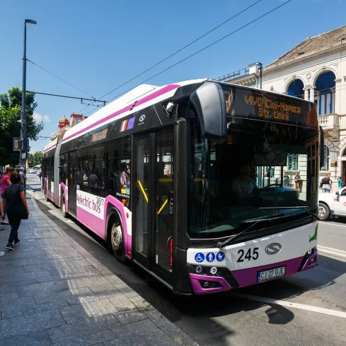 Elevii din Cluj pot încărca abonamente gratuite la 64 de automate CTP