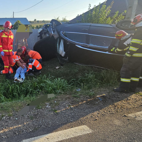 Accident rutier la Izvoare: trei persoane, inclusiv un bebeluș, transportate la spital